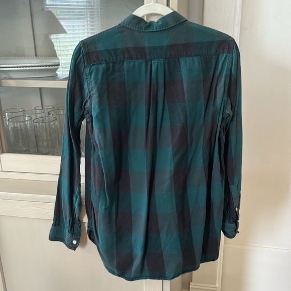 Gap long sleeve flannel button down. Black/green. Size M - Picture 3 of 3